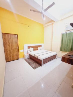 Hotel Best Home Stay Near Taj mahal - Best Family Hotel - In house parking- Ideal for Families - 5g Wifi